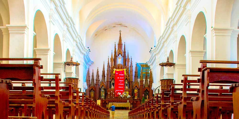 Interior iglesia de la Santísima Trinidad